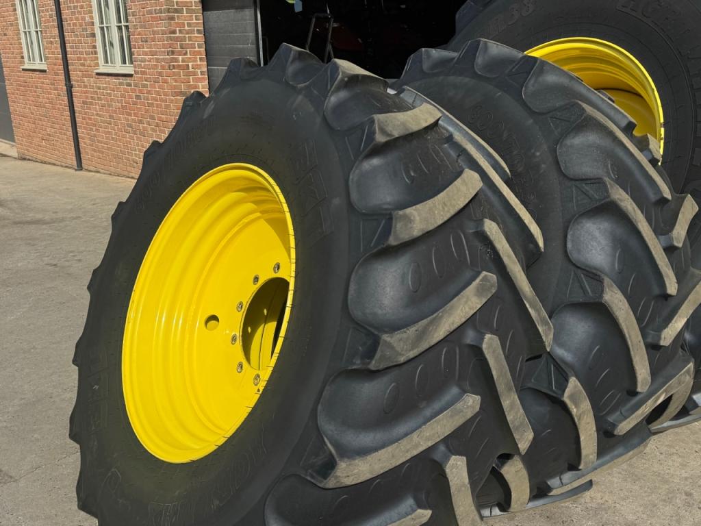 2x 650/85/38 + 2x 600/70/30 tyres BKT tyres fitted to John Deere wheels