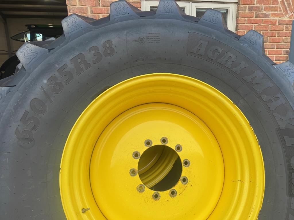 2x 650/85/38 + 2x 600/70/30 tyres BKT tyres fitted to John Deere wheels