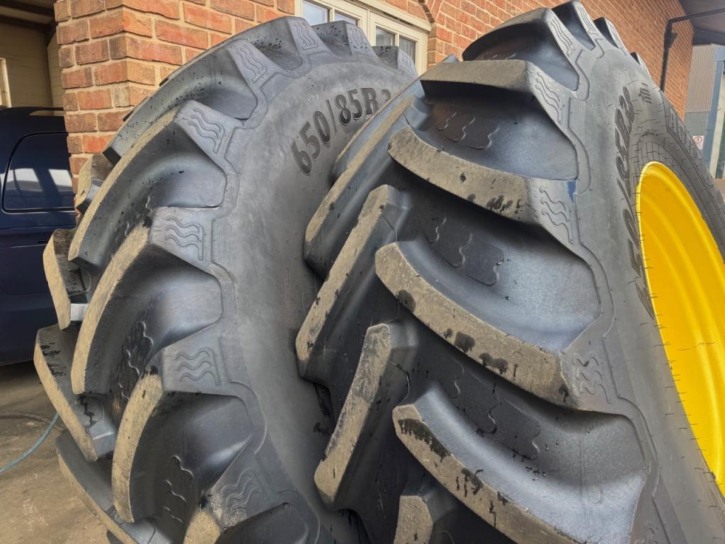 2x 650/85/38 + 2x 600/70/30 tyres BKT tyres fitted to John Deere wheels