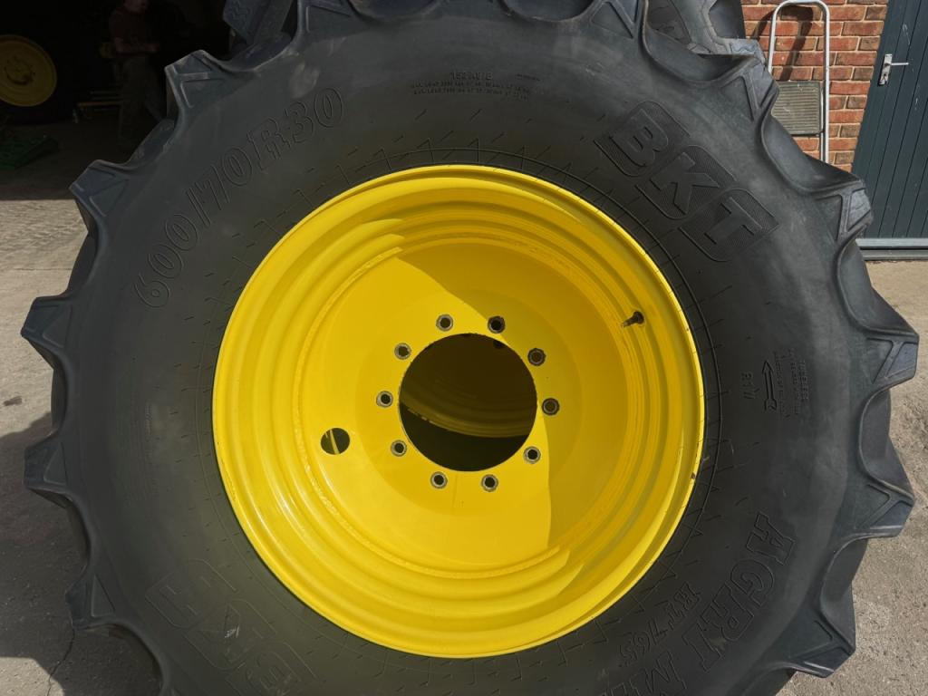 2x 650/85/38 + 2x 600/70/30 tyres BKT tyres fitted to John Deere wheels