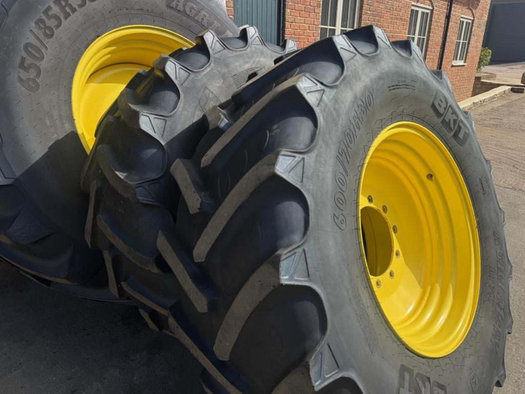 2x 650/85/38 + 2x 600/70/30 tyres BKT tyres fitted to John Deere wheels