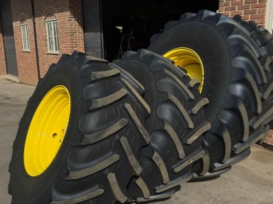 2x 650/85/38 + 2x 600/70/30 tyres BKT tyres fitted to John Deere wheels