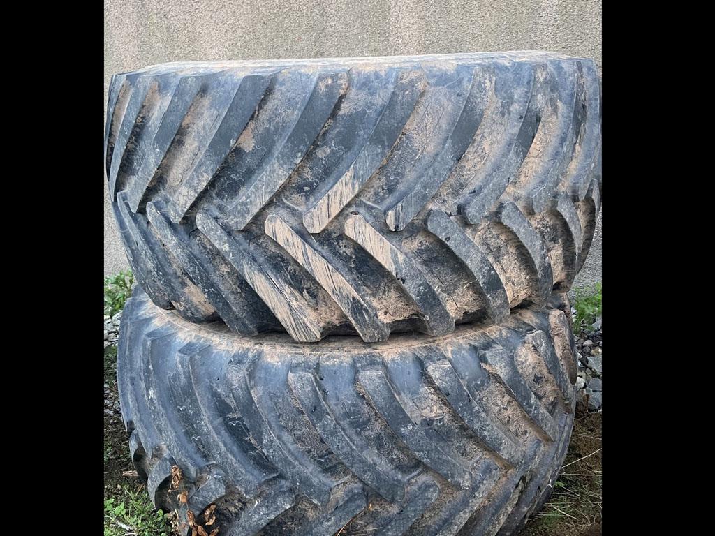 2x 800/65/32 BKT Agrimax floatation tyres fitted to 8 stud rims, bolt in centers, will fit John Deere/New Holland