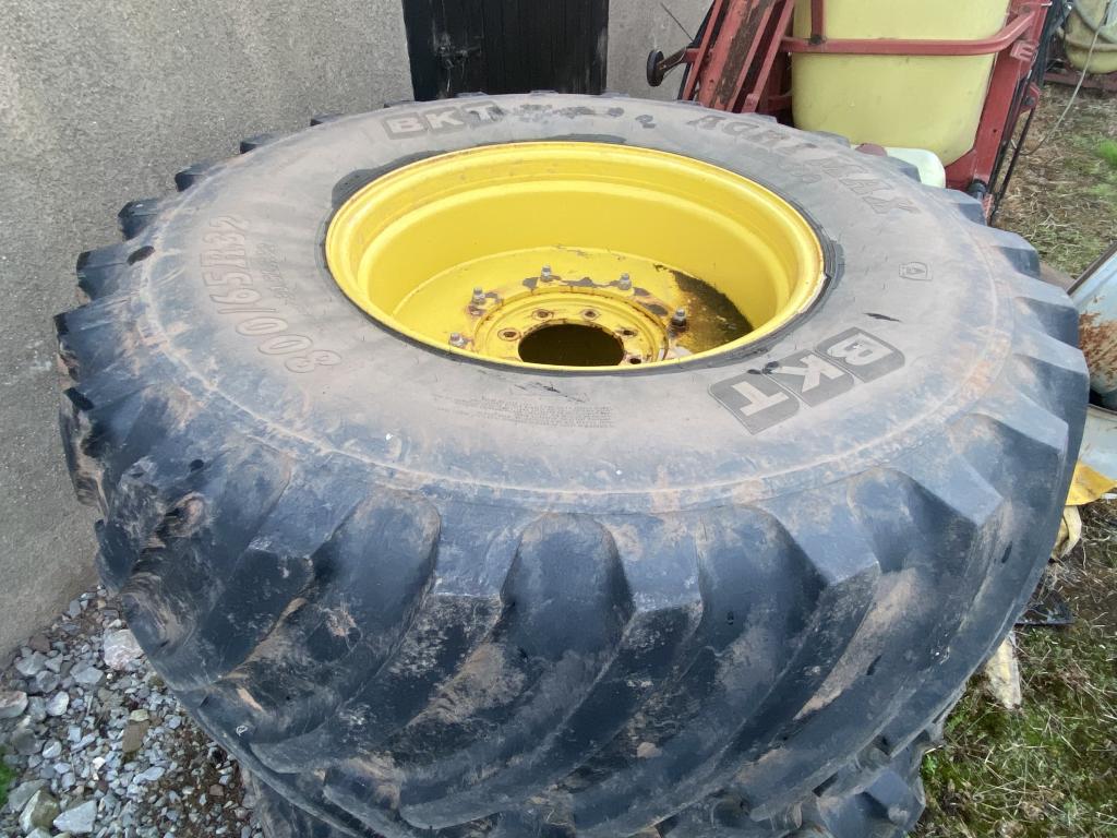 2x 800/65/32 BKT Agrimax floatation tyres fitted to 8 stud rims, bolt in centers, will fit John Deere/New Holland