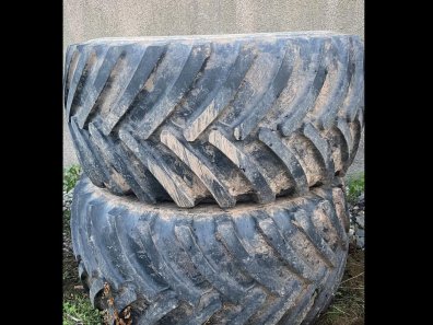 2x 800/65/32 BKT Agrimax floatation tyres fitted to 8 stud rims, bolt in centers, will fit John Deere/New Holland