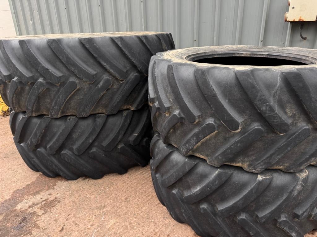 2x 750/70/44 50-60% + 2x 650/60/38 40% Michelin tyres for Fendt 942
