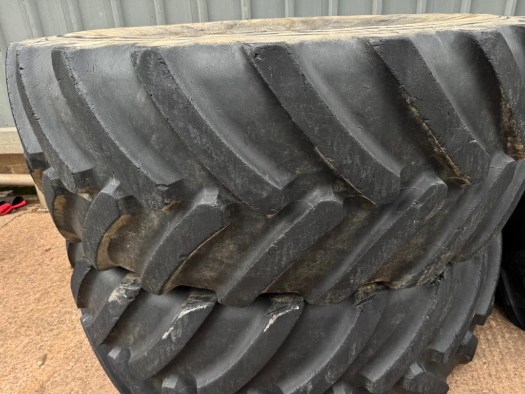 2x 750/70/44 50-60% + 2x 650/60/38 40% Michelin tyres for Fendt 942