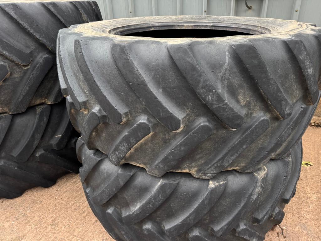 2x 750/70/44 50-60% + 2x 650/60/38 40% Michelin tyres for Fendt 942