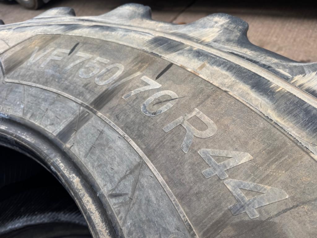 2x 750/70/44 50-60% + 2x 650/60/38 40% Michelin tyres for Fendt 942