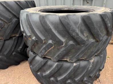 2x 750/70/44 50-60% + 2x 650/60/38 40% Michelin tyres for Fendt 942