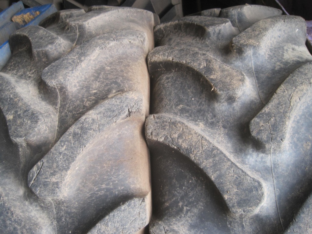 2x 16.9/24 Firestone tyres 40%