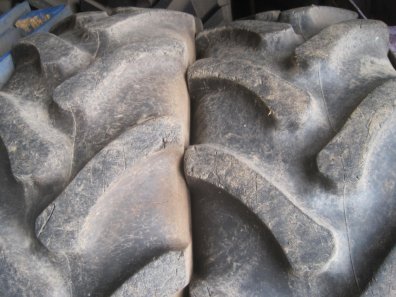 2x 16.9/24 Firestone tyres 40%