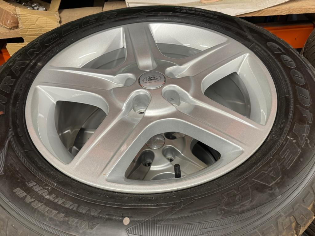 5x 255/60/20 Goodyear Wrangler Adventure All-Terraine tyres fitted to Land Rover Defender wheels, ncentre caps, delivery miles, as new