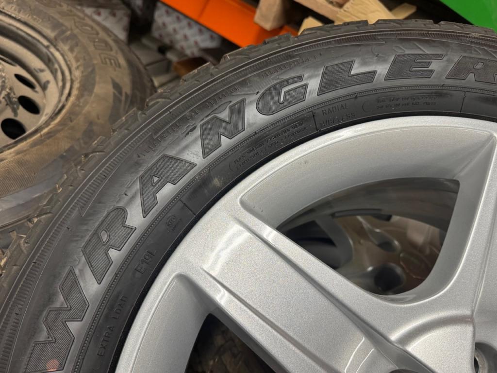 5x 255/60/20 Goodyear Wrangler Adventure All-Terraine tyres fitted to Land Rover Defender wheels, ncentre caps, delivery miles, as new