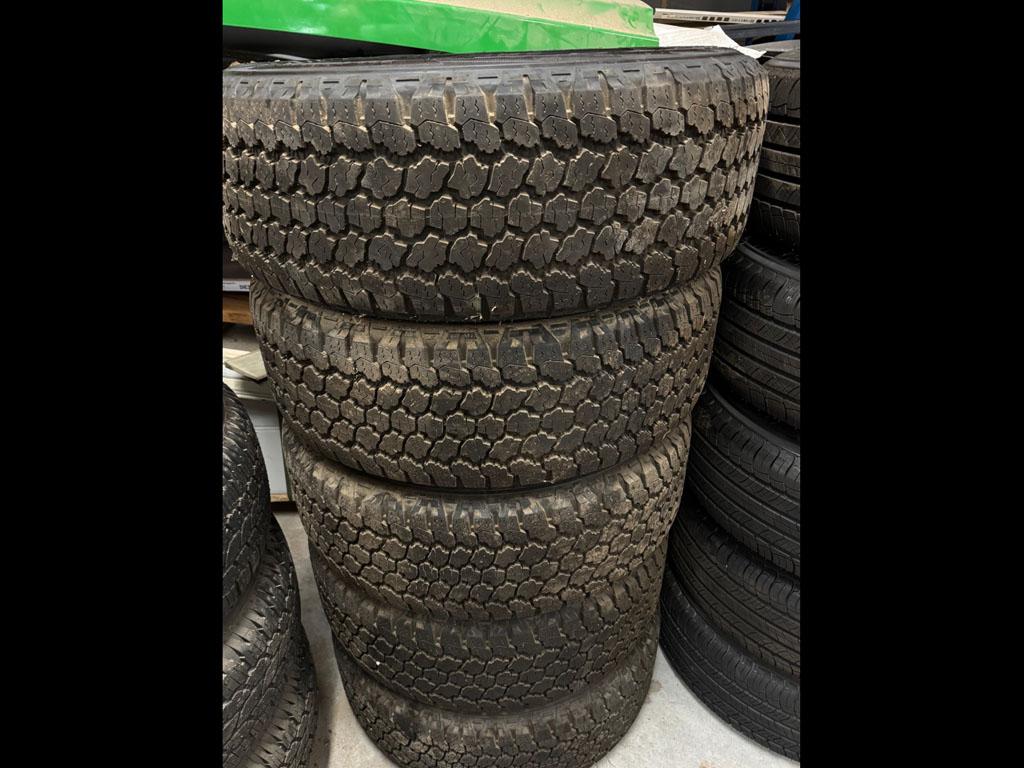 5x 255/60/20 Goodyear Wrangler Adventure All-Terraine tyres fitted to Land Rover Defender wheels, ncentre caps, delivery miles, as new