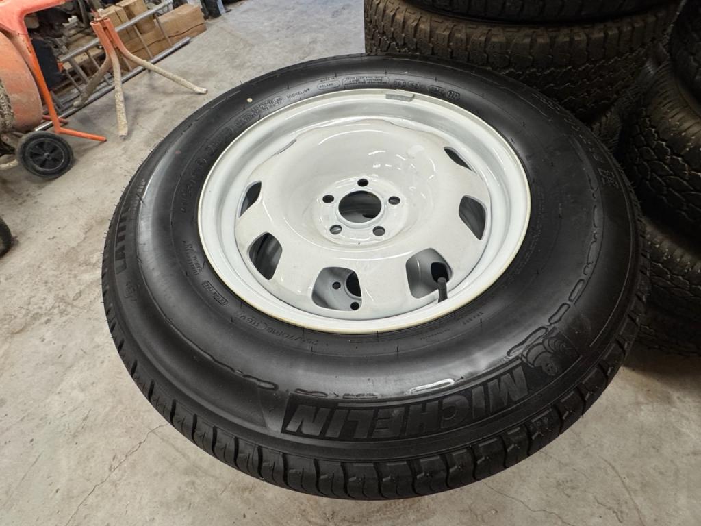 5x Michelin Latitude 255/70/18 tyres fitted to Land Rover Defender steel wheels, centre caps, delivery miles, as new