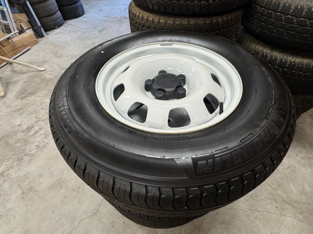 5x Michelin Latitude 255/70/18 tyres fitted to Land Rover Defender steel wheels, centre caps, delivery miles, as new