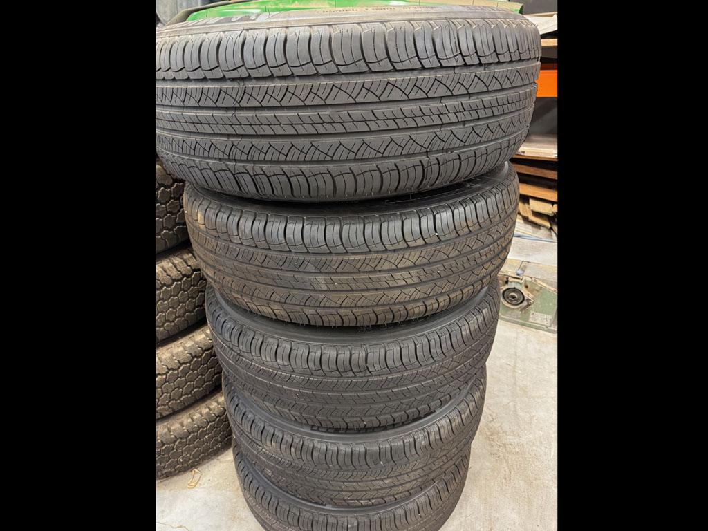 5x Michelin Latitude 255/70/18 tyres fitted to Land Rover Defender steel wheels, centre caps, delivery miles, as new
