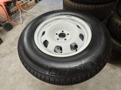 5x Michelin Latitude 255/70/18 tyres fitted to Land Rover Defender steel wheels, centre caps, delivery miles, as new