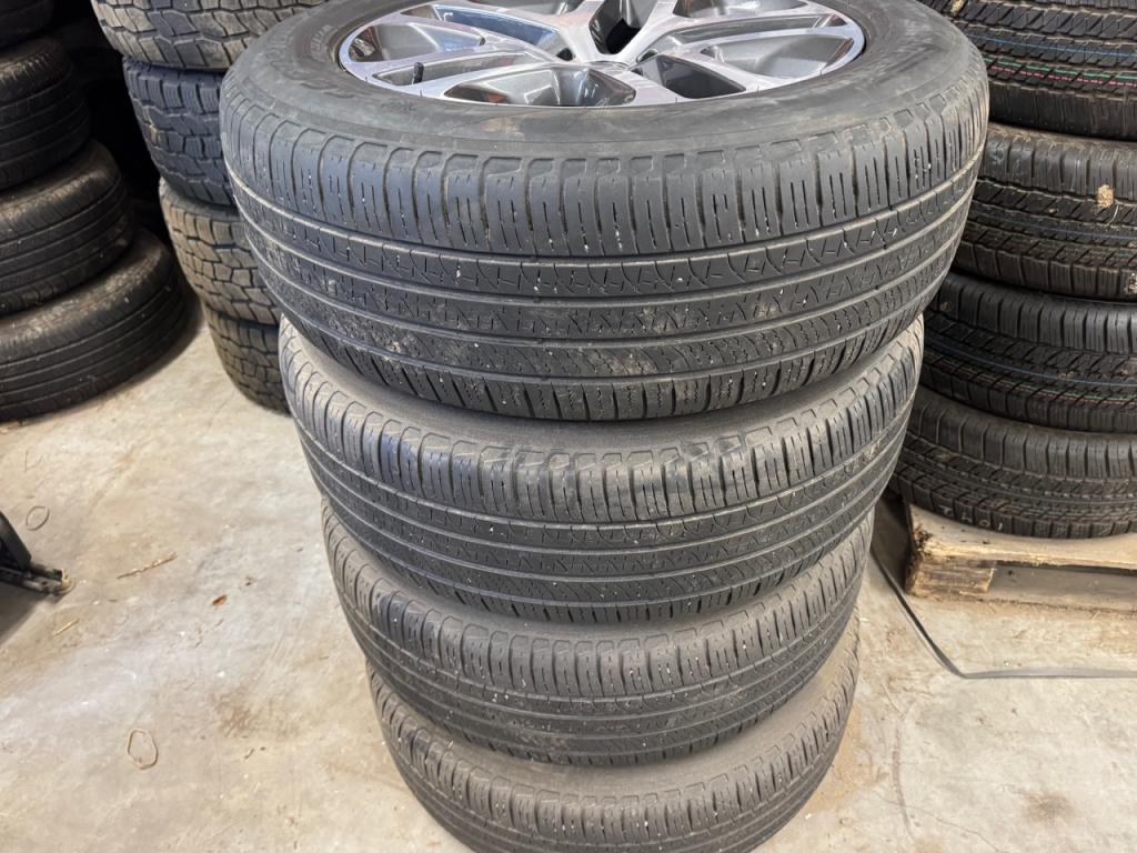 4x Pirelli Scorpion Zero 255/60/20 tyres fitted to Land Rover Defender diamond tuned alloy wheels