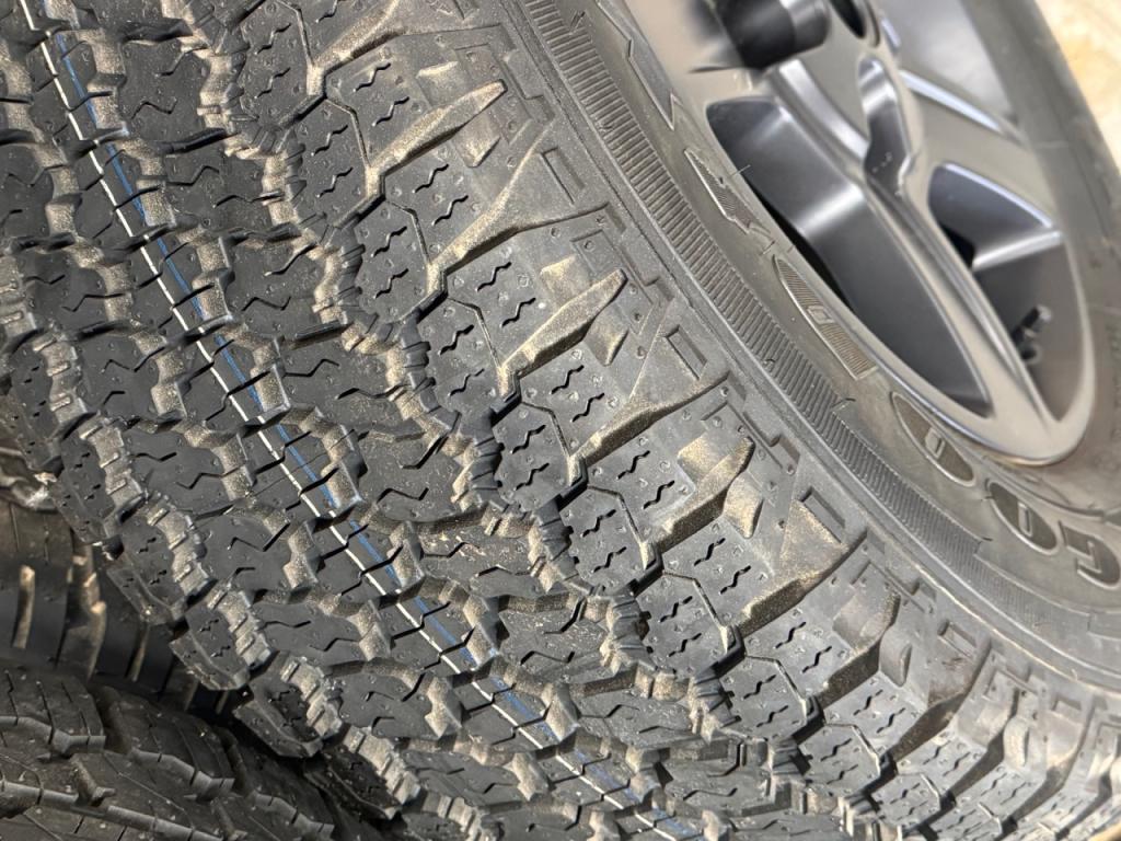 1x Goodyear Wrangler 255/70/18 All-Terrian tyre fitted to Land Rover Defender wheel, delivery miles