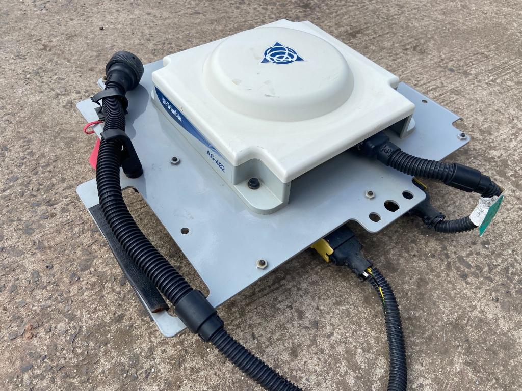 Trimble AG-482 GPS receiver, as new, Massey Ferguson 6s/7s mounting bracket