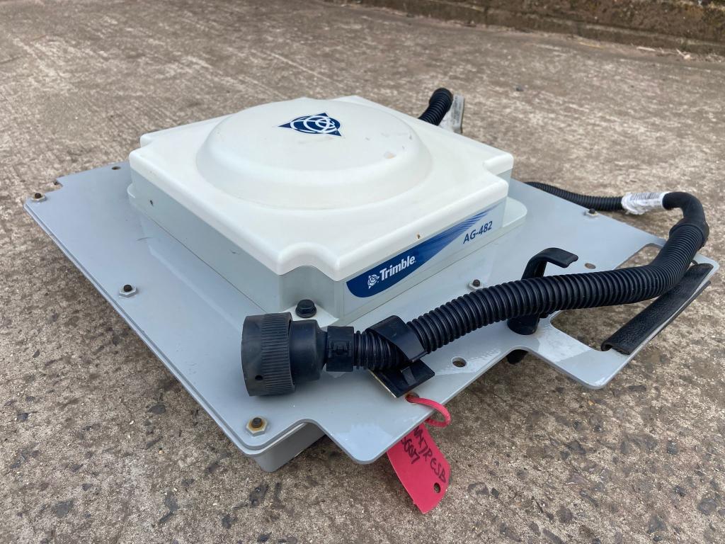 Trimble AG-482 GPS receiver, as new, Massey Ferguson 6s/7s mounting bracket