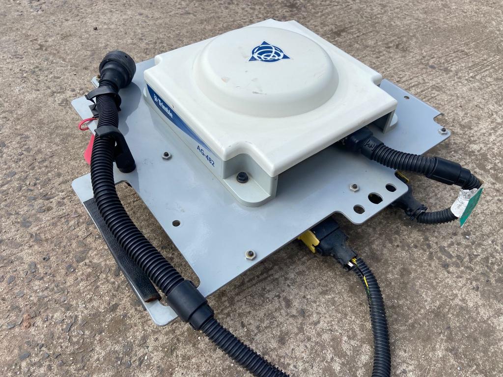 Trimble AG-482 GPS receiver, as new, Massey Ferguson 6s/7s mounting bracket