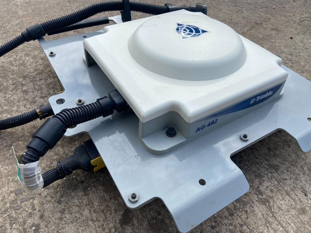 Trimble AG-482 GPS receiver, as new, Massey Ferguson 6s/7s mounting bracket