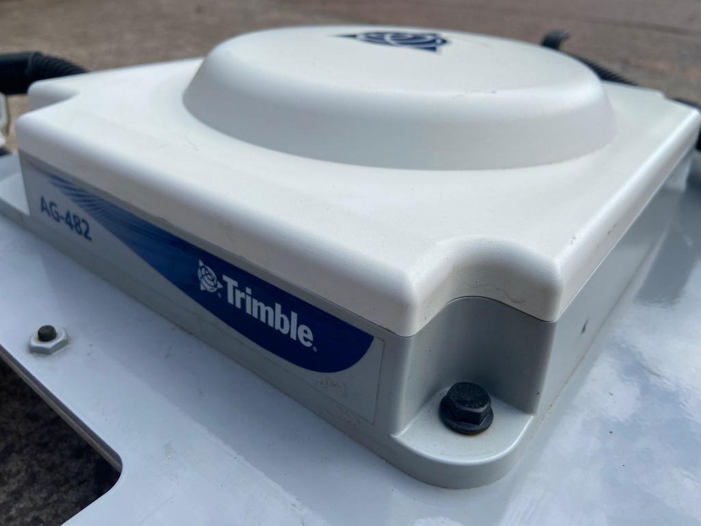 Trimble AG-482 GPS receiver, as new, Massey Ferguson 6s/7s mounting bracket