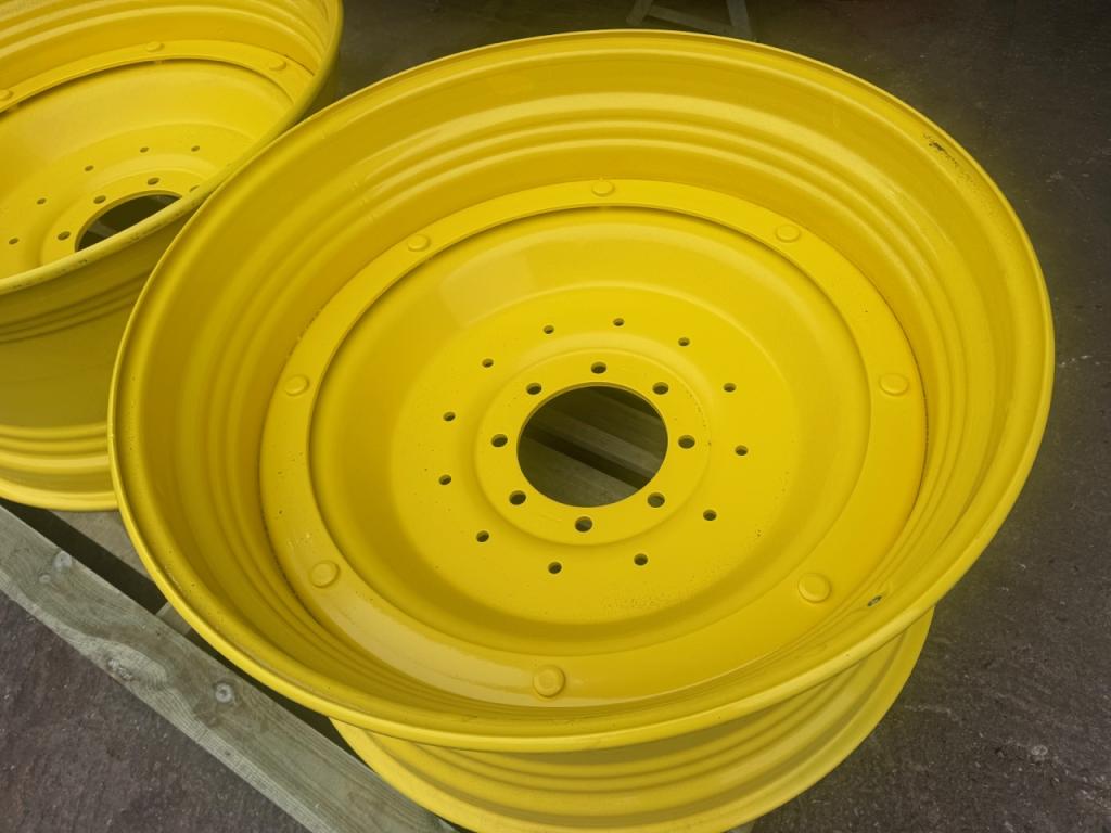 2x 18x38 + 2x 15x28 John Deere adjustable wheels for a JD 6930, as new