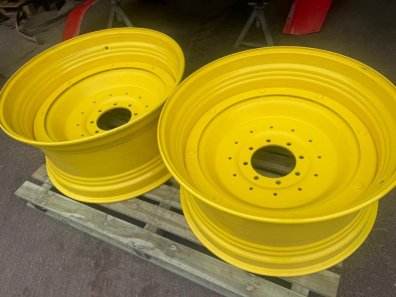 2x 18x38 + 2x 15x28 John Deere adjustable wheels for a JD 6930, as new