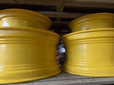 2x 18x38 + 2x 15x28 John Deere adjustable wheels for a JD 6930, as new