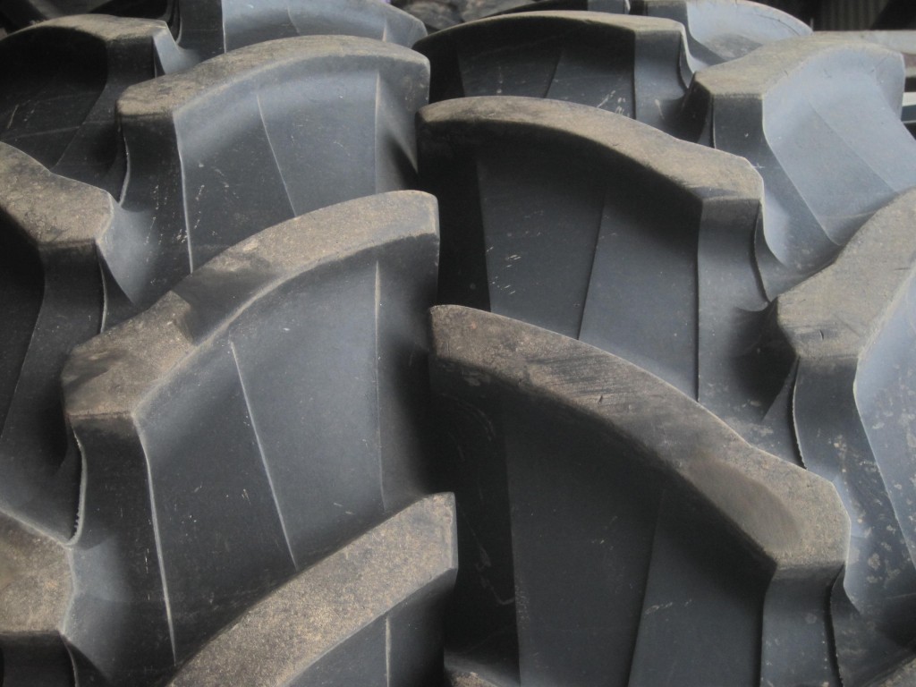 2x 20.8/38 + 2x 16.9/28 Pirelli tyres 60%