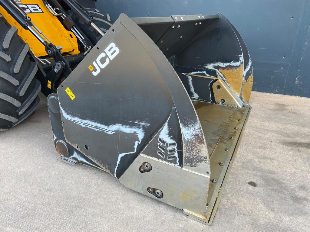 JCB Toe-tip bucket, very little use, 9ft wide, 3.65m3, JCB Q-Fit hooks, reversible cutting edge