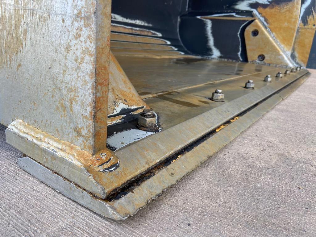 JCB Toe-tip bucket, very little use, 9ft wide, 3.65m3, JCB Q-Fit hooks, reversible cutting edge