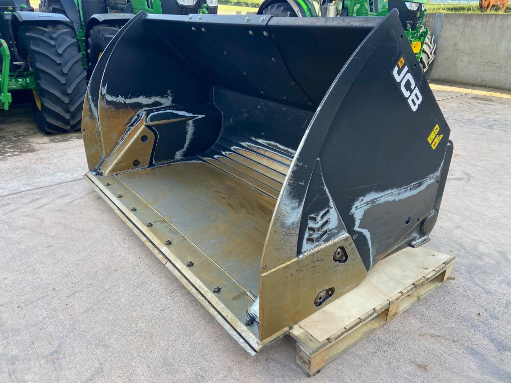 JCB Toe-tip bucket, very little use, 9ft wide, 3.65m3, JCB Q-Fit hooks, reversible cutting edge