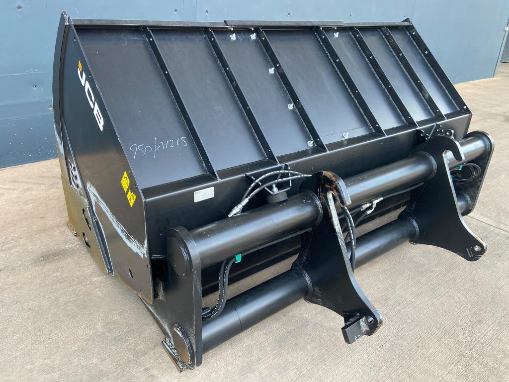 JCB Toe-tip bucket, very little use, 9ft wide, 3.65m3, JCB Q-Fit hooks, reversible cutting edge