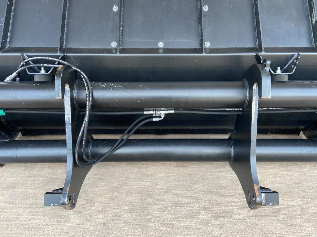 JCB Toe-tip bucket, very little use, 9ft wide, 3.65m3, JCB Q-Fit hooks, reversible cutting edge
