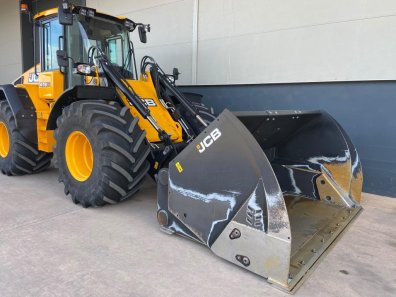 JCB Toe-tip bucket, very little use, 9ft wide, 3.65m3, JCB Q-Fit hooks, reversible cutting edge