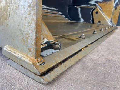 JCB Toe-tip bucket, very little use, 9ft wide, 3.65m3, JCB Q-Fit hooks, reversible cutting edge