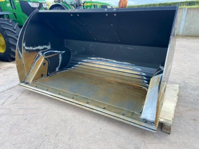 JCB Toe-tip bucket, very little use, 9ft wide, 3.65m3, JCB Q-Fit hooks, reversible cutting edge
