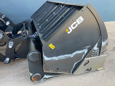 JCB Toe-tip bucket, very little use, 9ft wide, 3.65m3, JCB Q-Fit hooks, reversible cutting edge