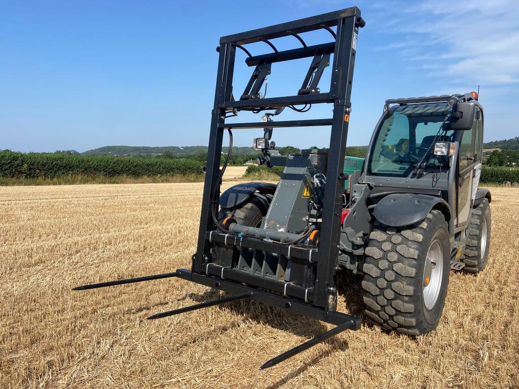 Quicke bale fork XL, 2026, hinged bottom tines that fold up for transport, nadjustable height frame, fold down legs, this spike will carry up to 4 120x90 bales, bolt on hooks available, hydraulic top grab