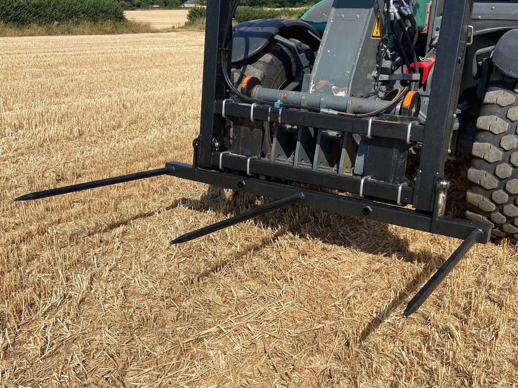 Quicke bale fork XL, 2026, hinged bottom tines that fold up for transport, nadjustable height frame, fold down legs, this spike will carry up to 4 120x90 bales, bolt on hooks available, hydraulic top grab