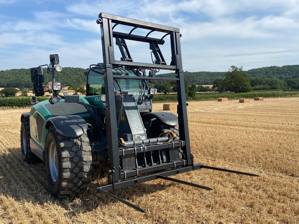 Quicke bale fork XL, 2026, hinged bottom tines that fold up for transport, nadjustable height frame, fold down legs, this spike will carry up to 4 120x90 bales, bolt on hooks available, hydraulic top grab