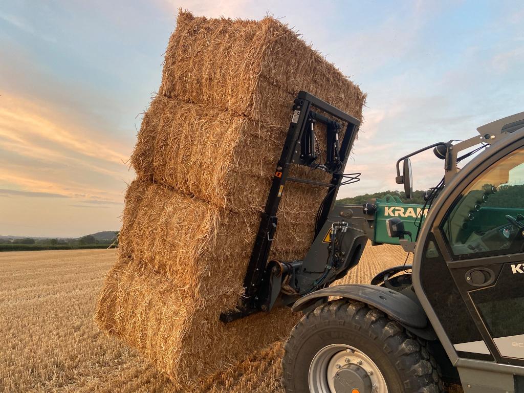 Quicke bale fork XL, 2026, hinged bottom tines that fold up for transport, nadjustable height frame, fold down legs, this spike will carry up to 4 120x90 bales, bolt on hooks available, hydraulic top grab