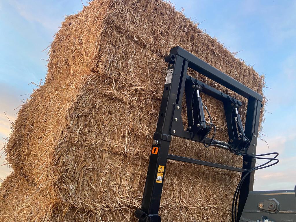 Quicke bale fork XL, 2026, hinged bottom tines that fold up for transport, nadjustable height frame, fold down legs, this spike will carry up to 4 120x90 bales, bolt on hooks available, hydraulic top grab