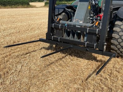 Quicke bale fork XL, 2026, hinged bottom tines that fold up for transport, nadjustable height frame, fold down legs, this spike will carry up to 4 120x90 bales, bolt on hooks available, hydraulic top grab