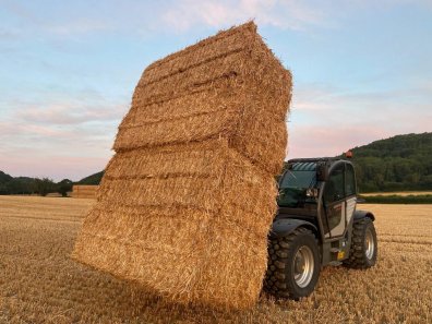 Quicke bale fork XL, 2026, hinged bottom tines that fold up for transport, nadjustable height frame, fold down legs, this spike will carry up to 4 120x90 bales, bolt on hooks available, hydraulic top grab